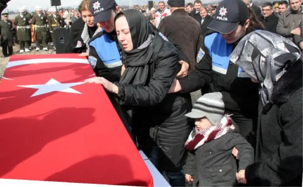 Şehit Astsubayı 5 Bin Kişi Uğurladı