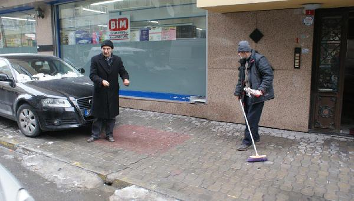 Sultangazi\'de Market Önünde Ses Bombası Patladı