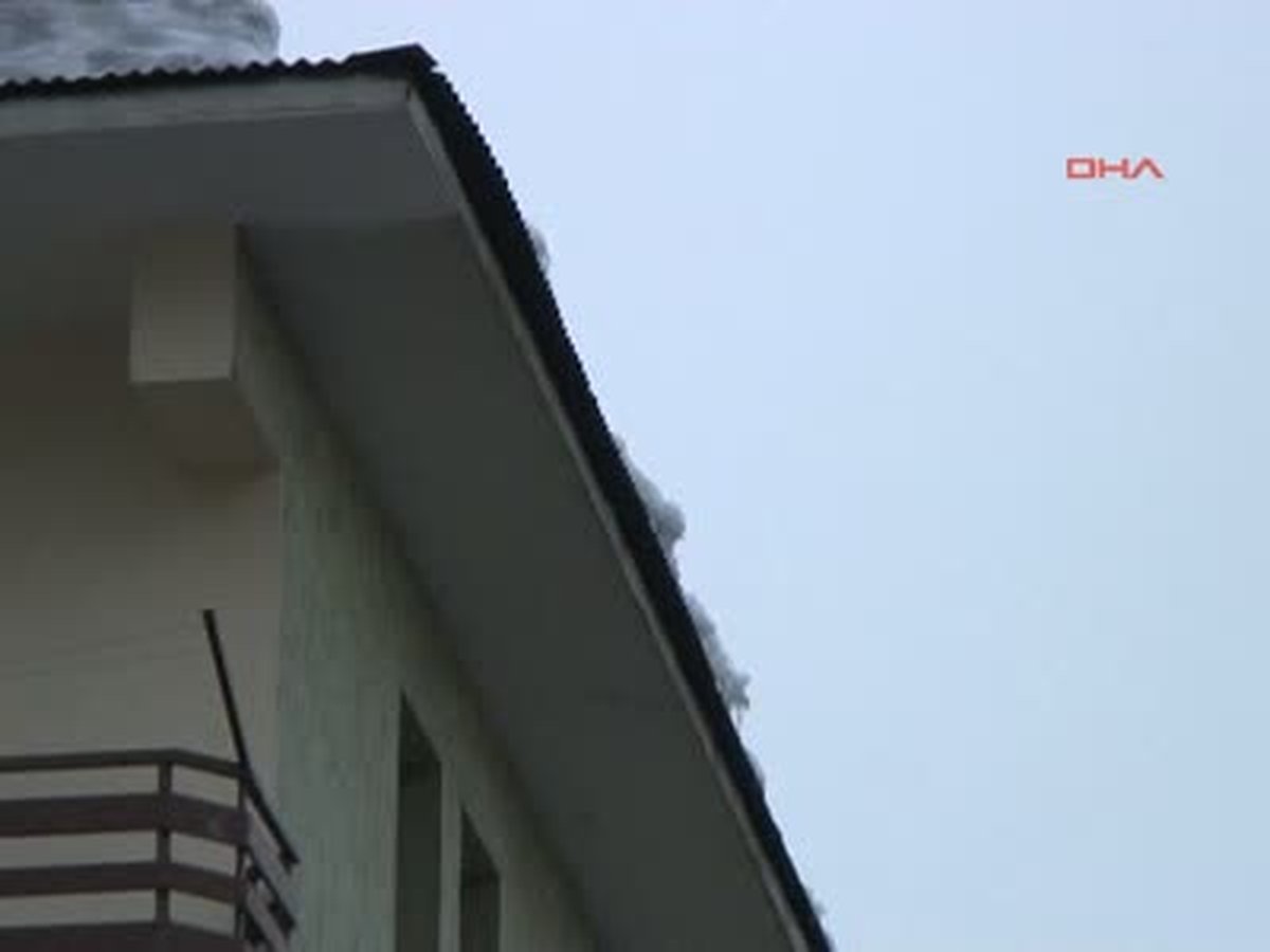 Tunceli Çatılarda Biriken Karlar Tehlike Saçıyor
