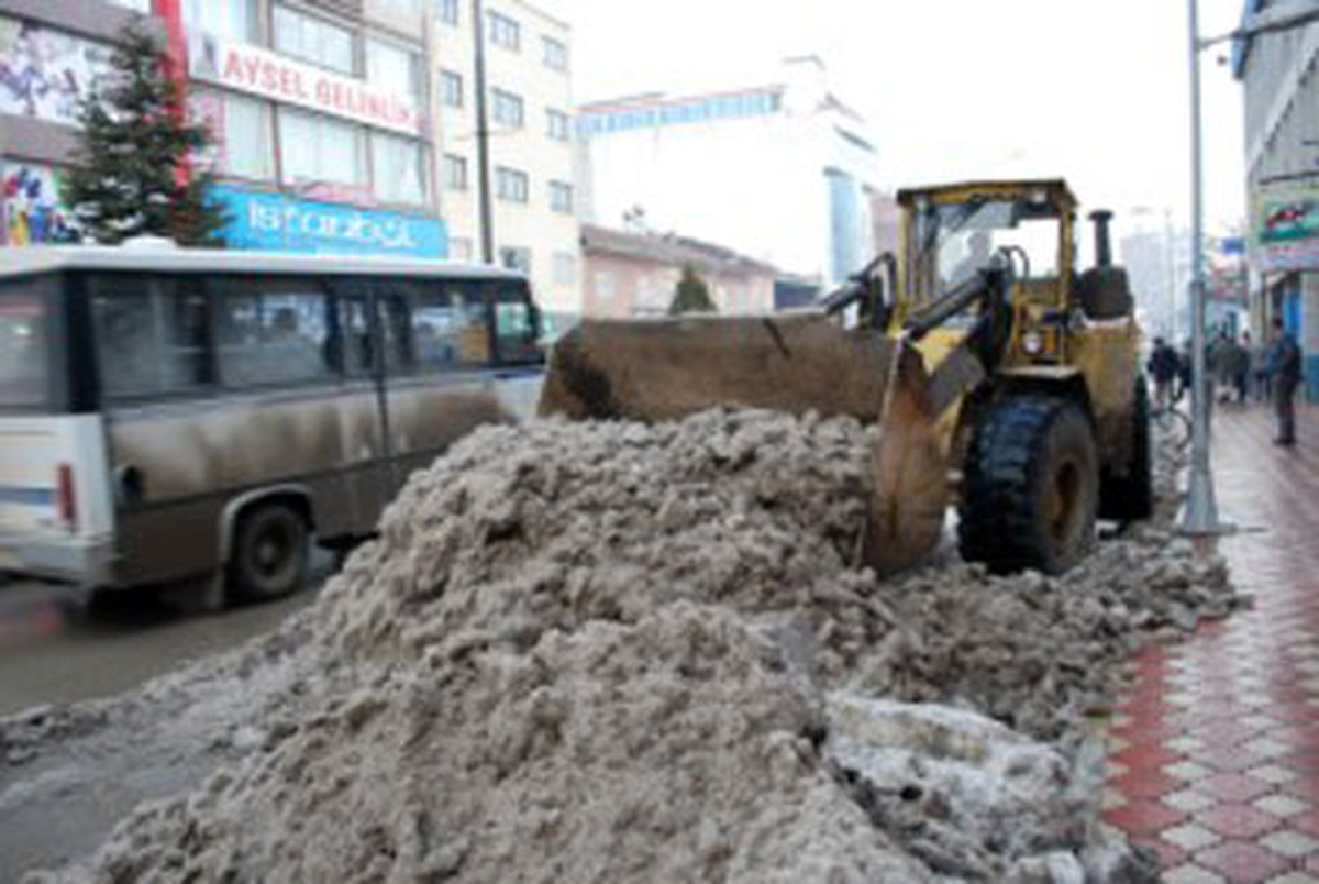 Turhal Belediyesi Yolları Temizledi