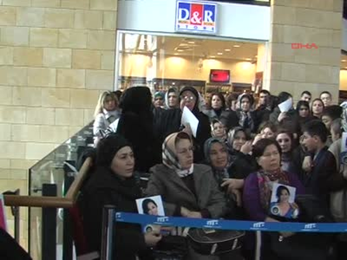 Türkan Şoray\'a Şiirli Karşılama