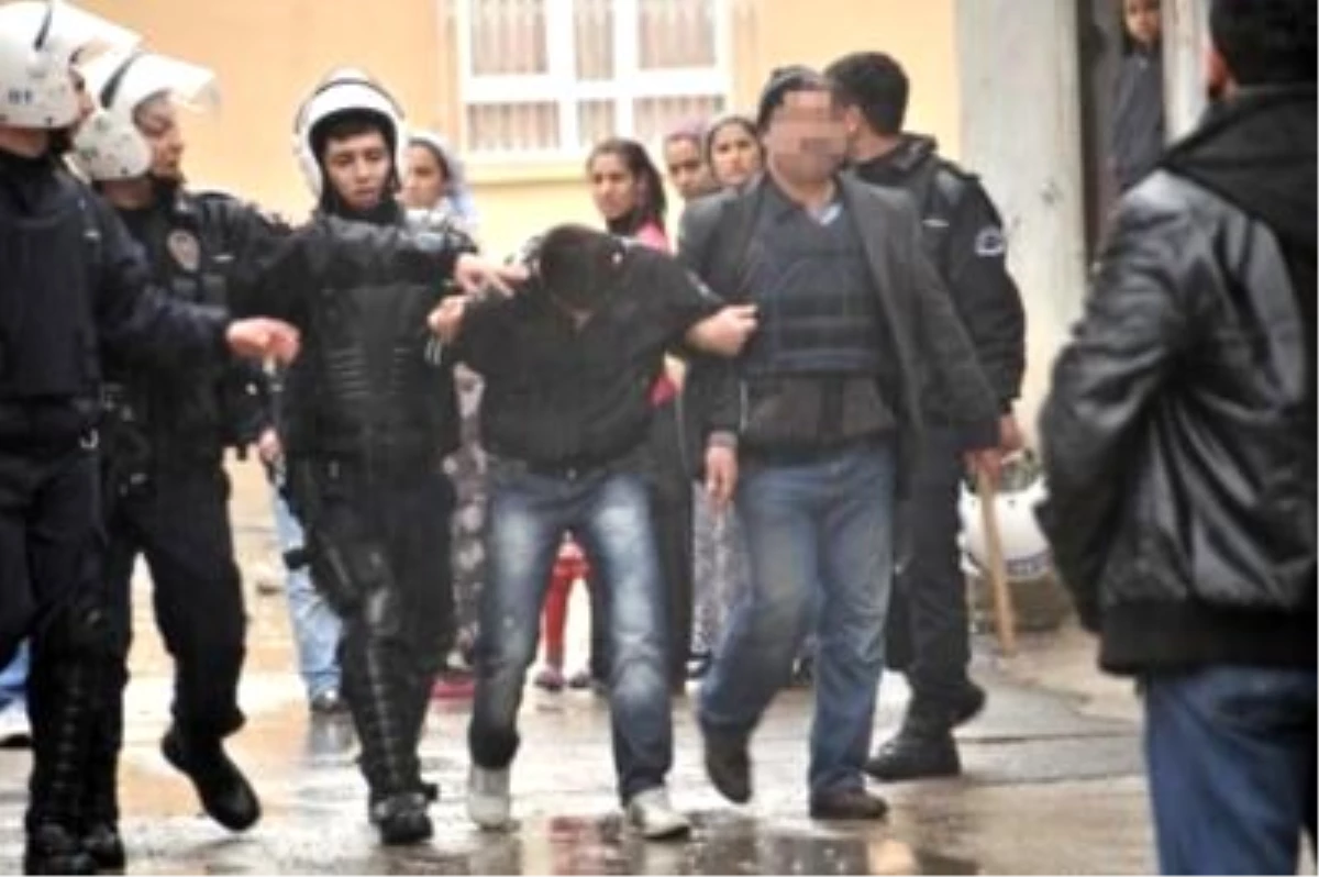 Adana Ceyhan\'daki Korsan Gösteride 15 Kişi Gözaltına Alındı