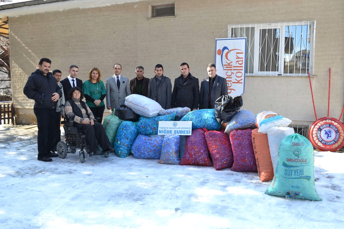 Ak Gençlerden Mavi Kapak Kampanyasına Büyük Destek