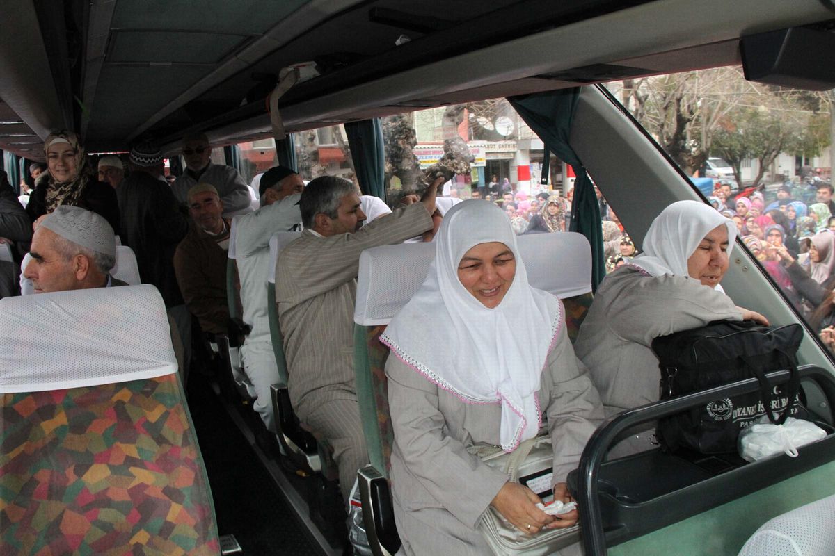Akhisar'da Umreciler Kutsal Topraklara Uğurlandılar