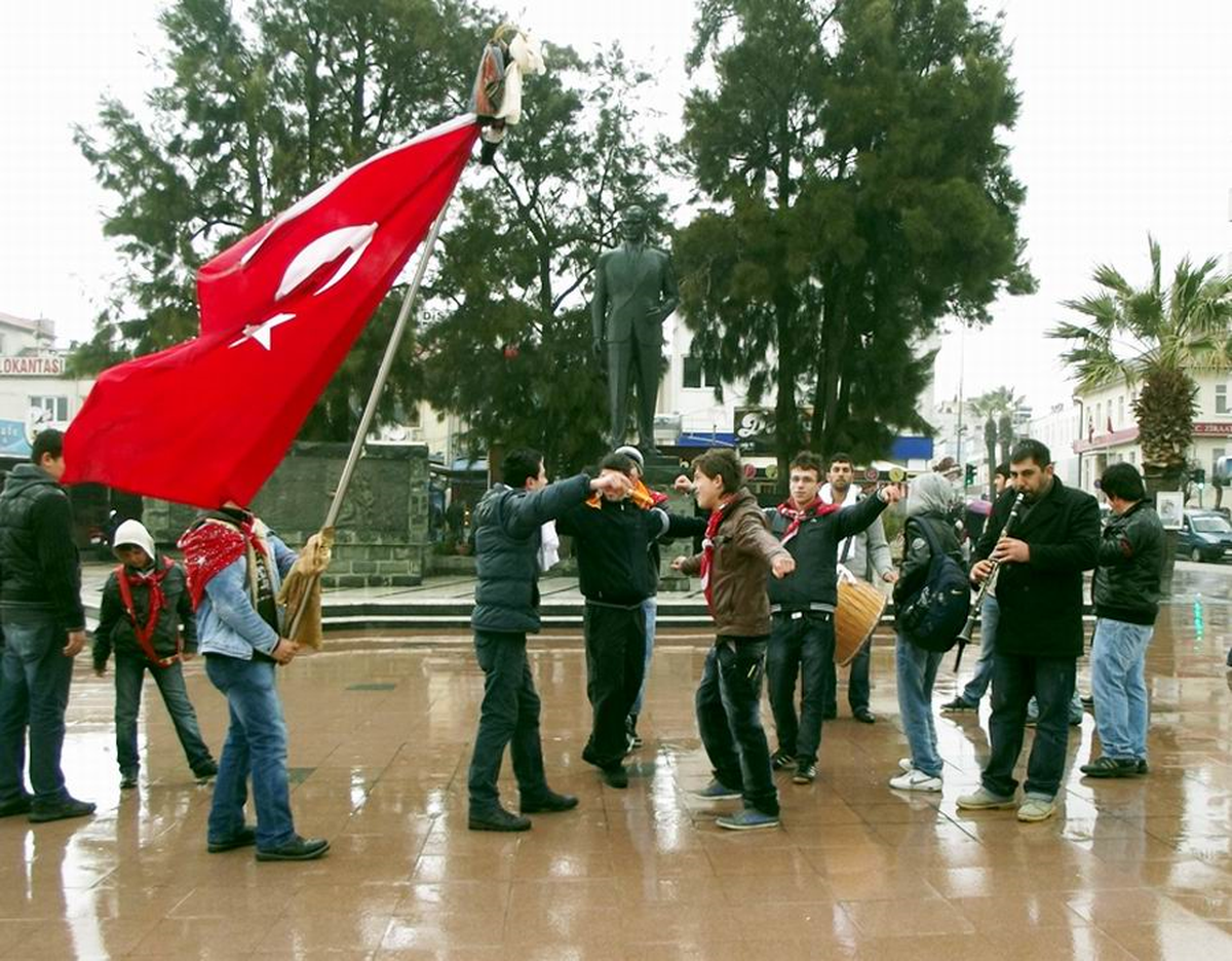 Ayvalık\'ta Asker Adaylarından Bayraklı Tur