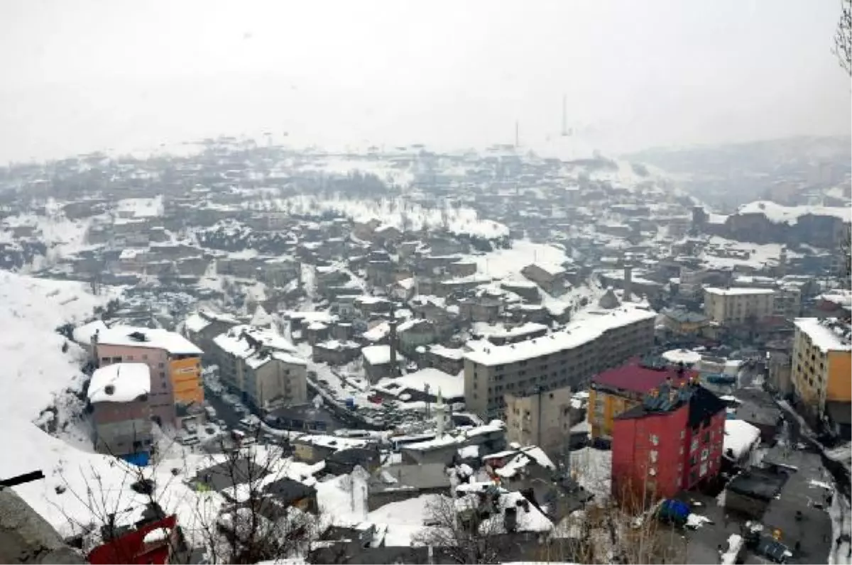 Bitlis Kent Merkezinde Kar Kalınlığı 2 Metreyi Aştı, 127 Köy Yolu Kapalı