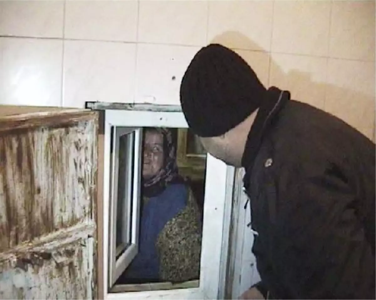 Cami Tuvaletinde Gece Boyu Kilitli Kaldı