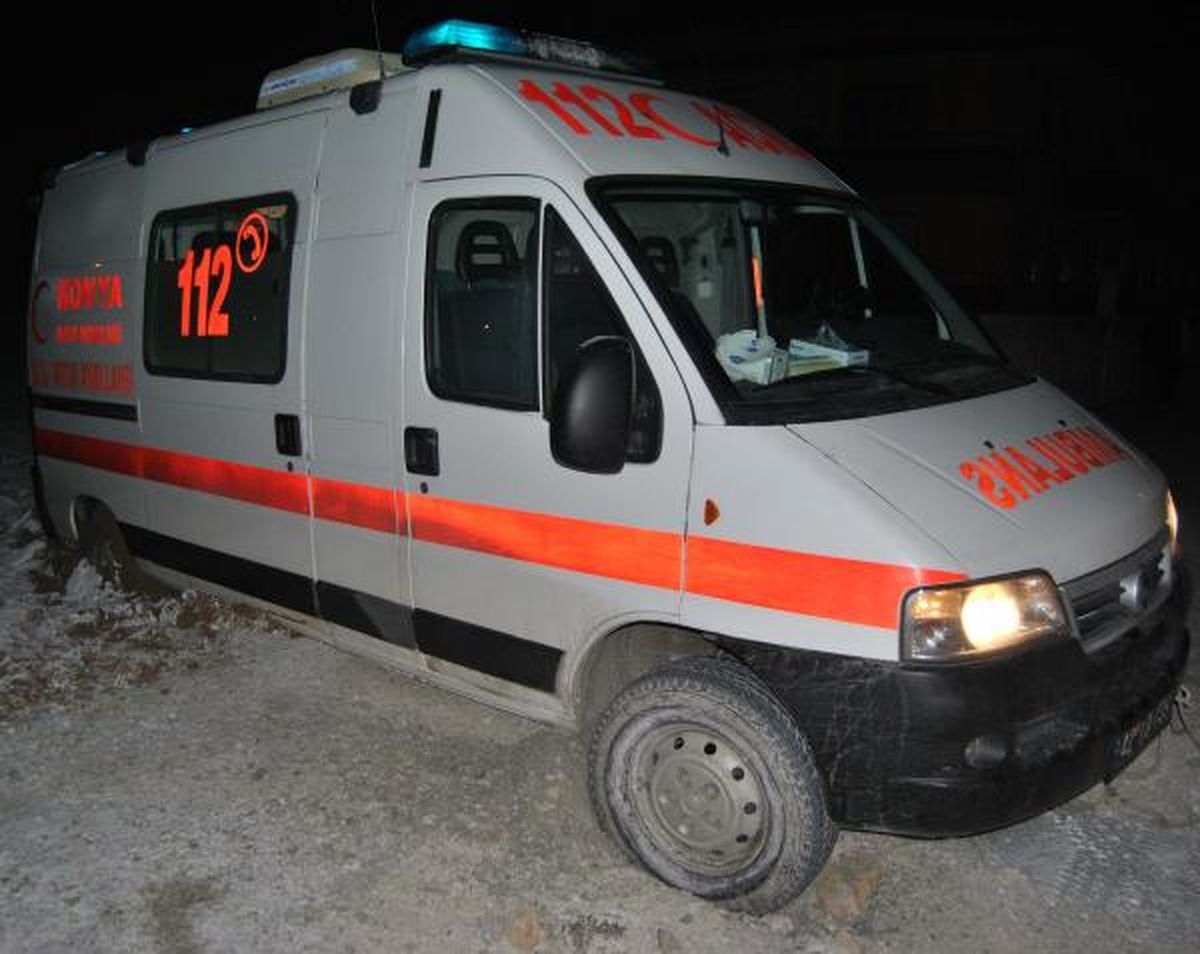 Çamura Saplanan Ambulans 1,5 Saat Sonra Kurtarıldı