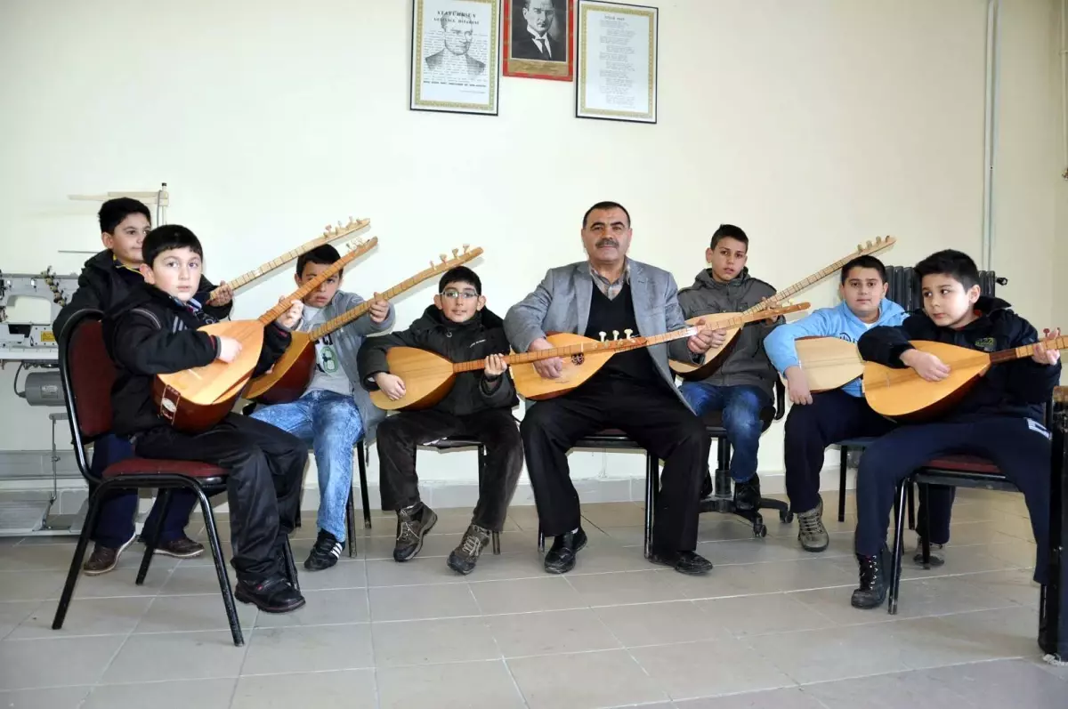 Çiçekdağı\'nda Bağlama Kursu