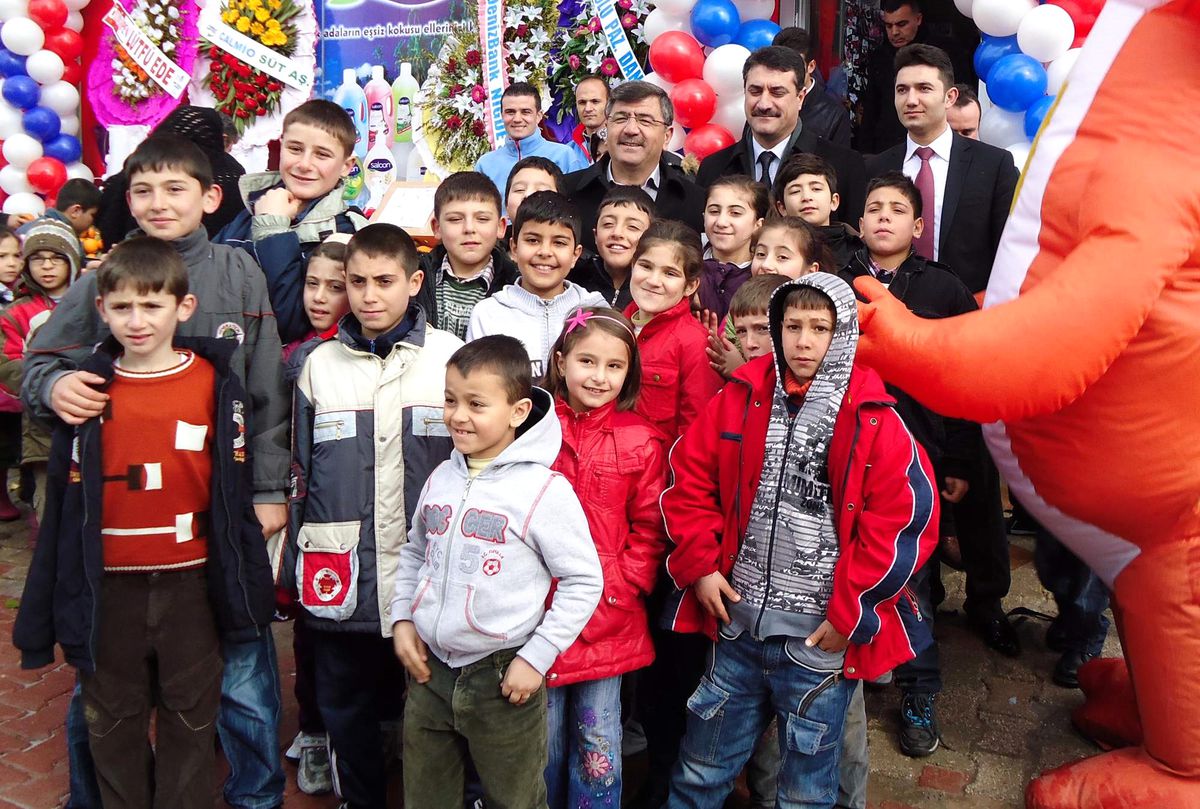 Çocuklardan Başkan Akdoğan\'a Sevgi Seli