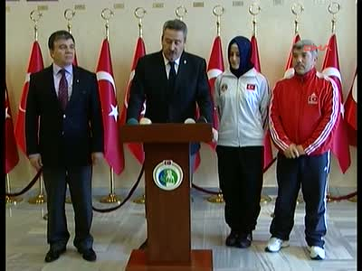 Dünya Şampiyonu Karateci Tuğba\'ya İzmir Valisi\'nden Ödül