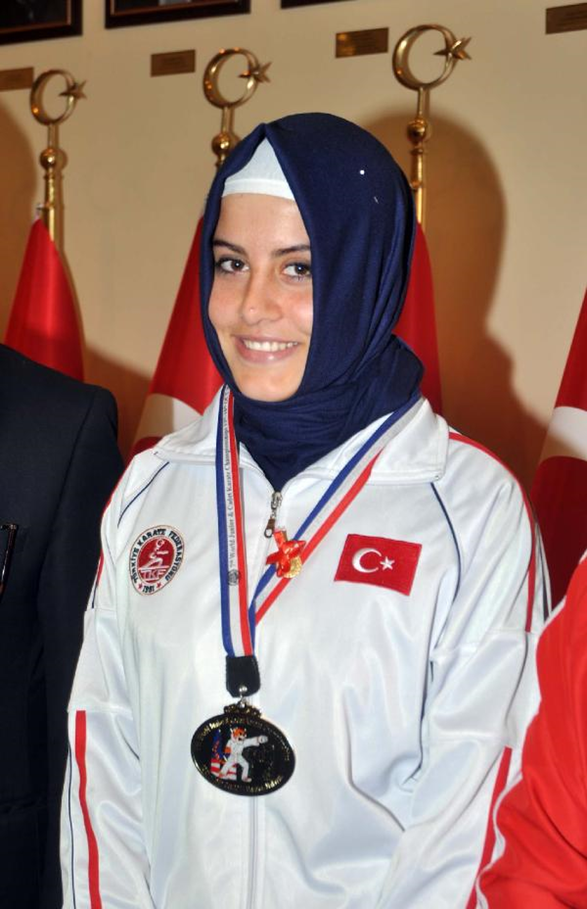 Dünya Şampiyonu Karateciye Validen Ödül