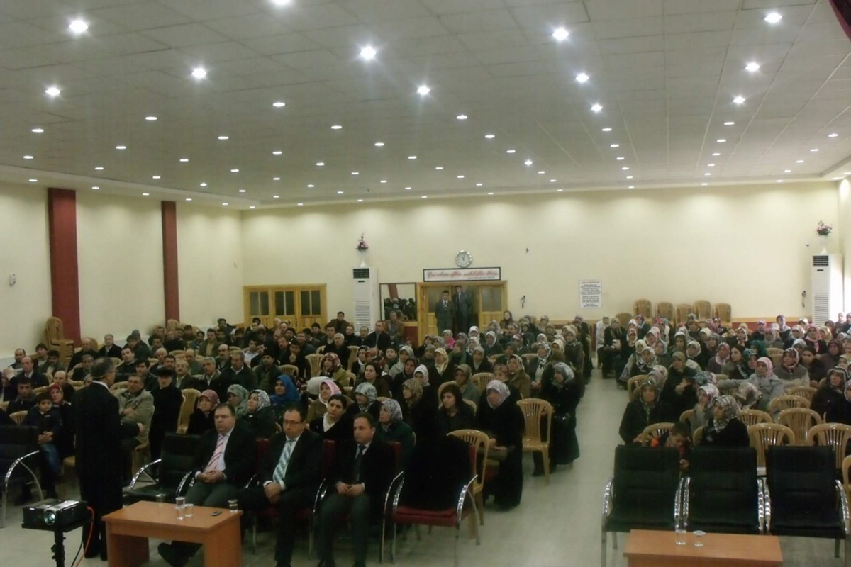 Eğitimci-Yazar Ali Erkan Kavaklı Tosya'da Konferans Verdi