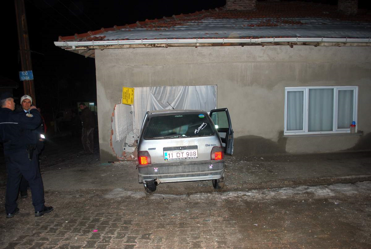 Ehliyetsiz Sürücü Eve Girdi