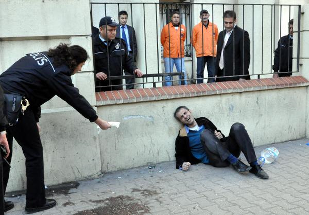 Eşi Borçtan Gözaltına Alınınca Kendini Yakmak İstedi