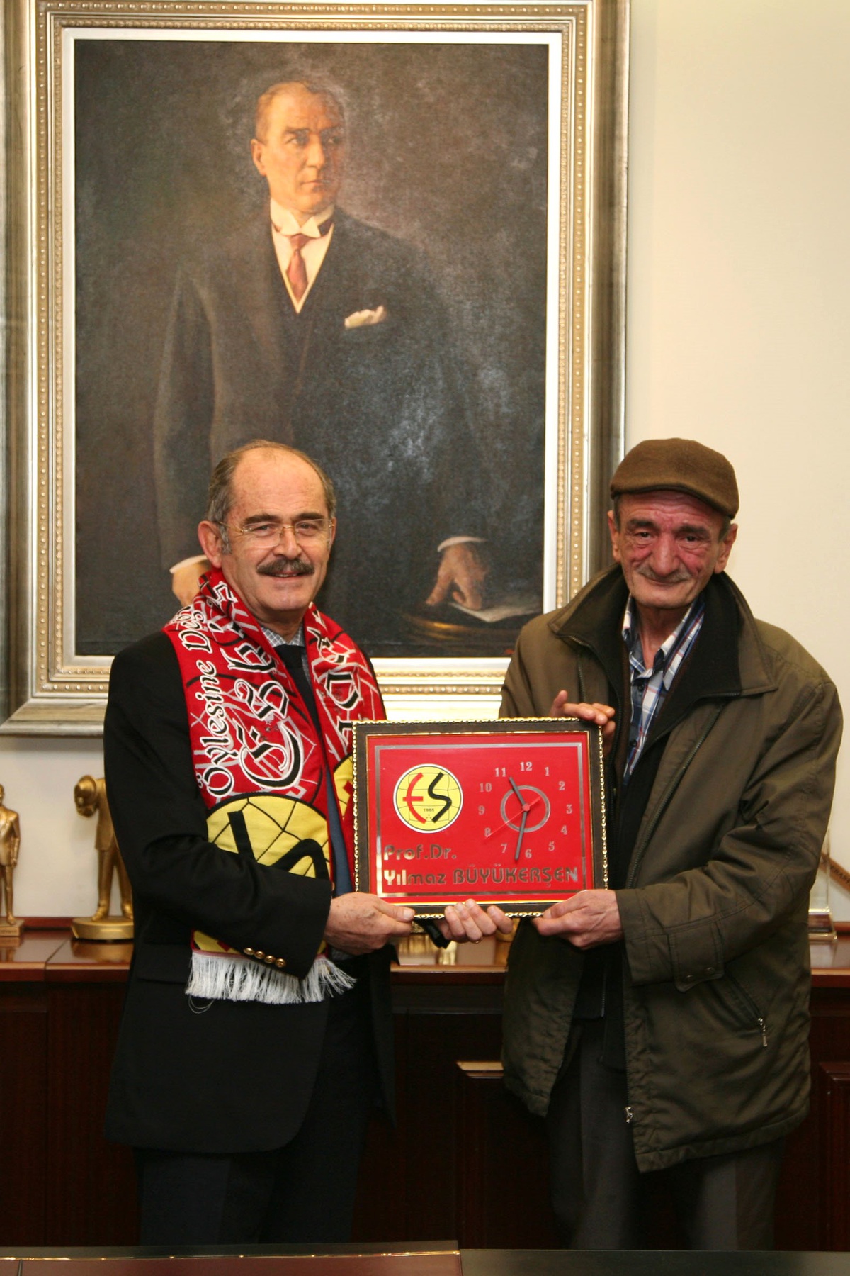 Eskişehirspor Taraftarından Büyükşehir Belediye Başkanı Büyükerşen\'e Hediye