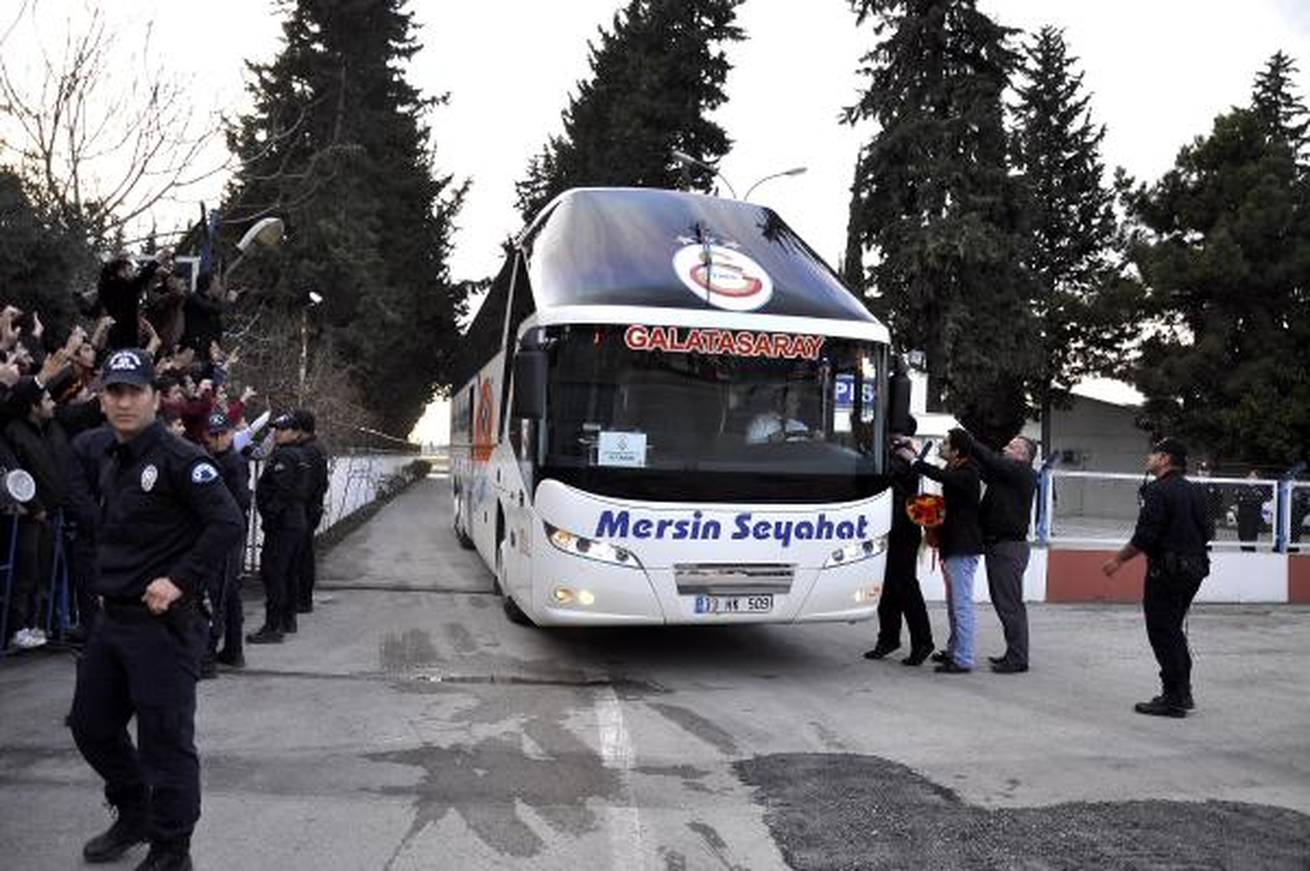 Galatasaray Adana\'da Coşku ile Karşılandı