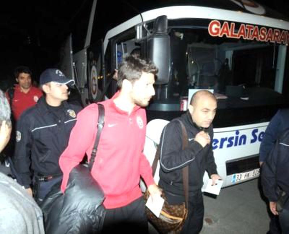 Galatasaray, Adana\'da Coşkuyla Karşılandı