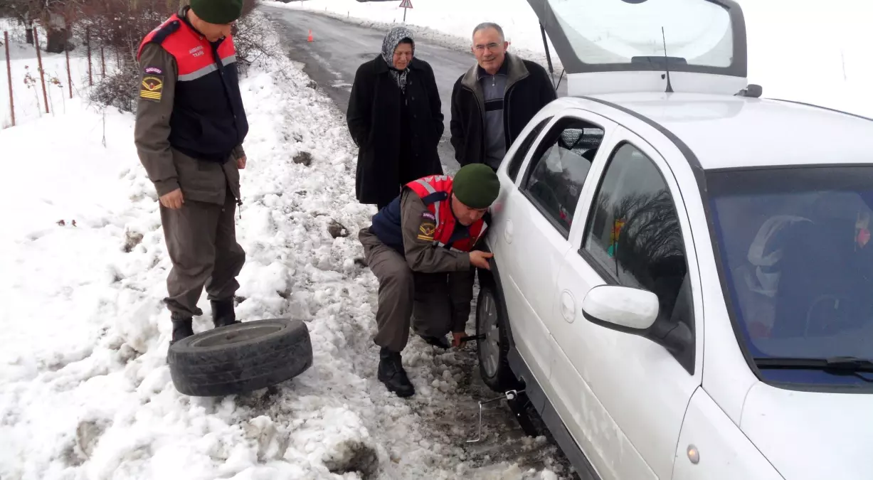 Gediz\'de Araç Sürücülerine Jandarma Trafik Ekipleri Tarafından Yol Desteği