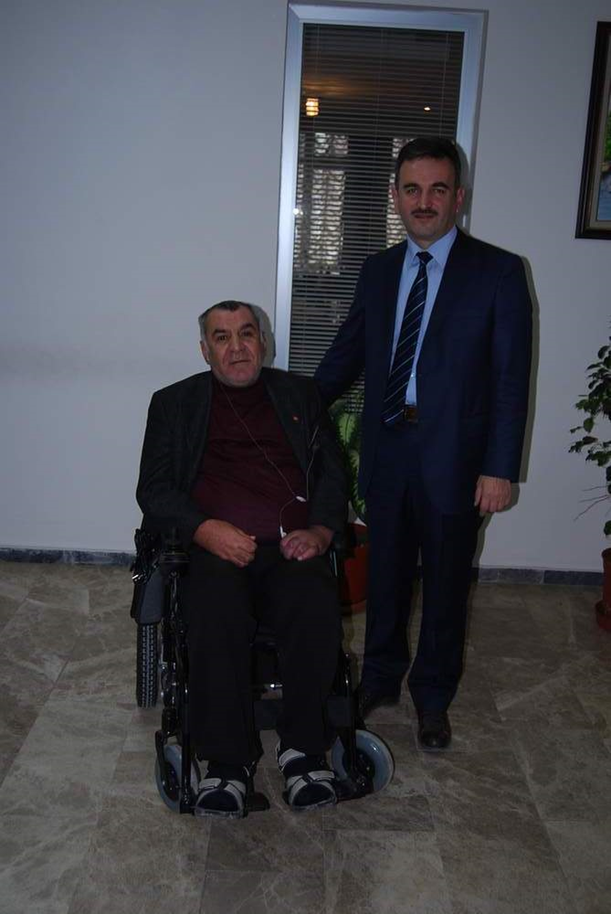 Gemlik Belediyesi\'nden Emekli Öğretmene Akülü Araba