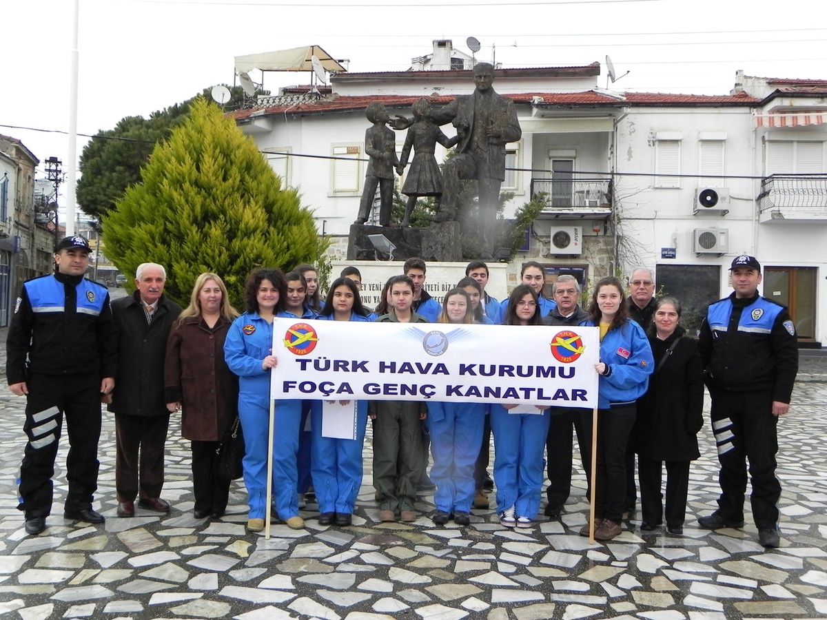 Genç Kanatlar Türk Hava Kurumu\'nun 87.yılını Kutladı