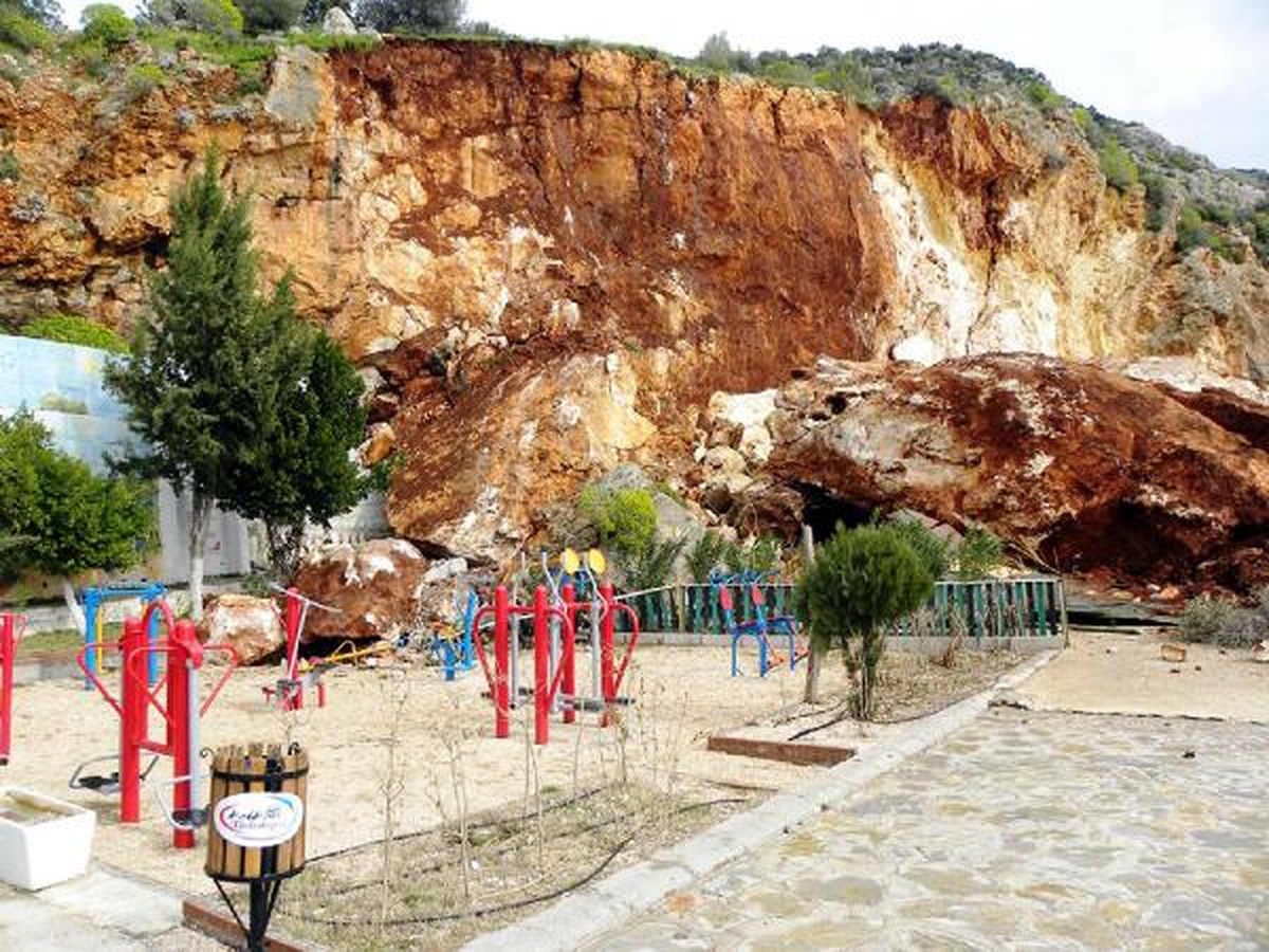 Heyelanda Dev Kayalar Çay Bahçesi ve Çocuk Parkının Üzerine Göçtü