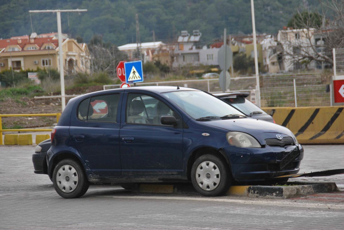 Hızını Alamayan Otomobil Refüje Çıktı