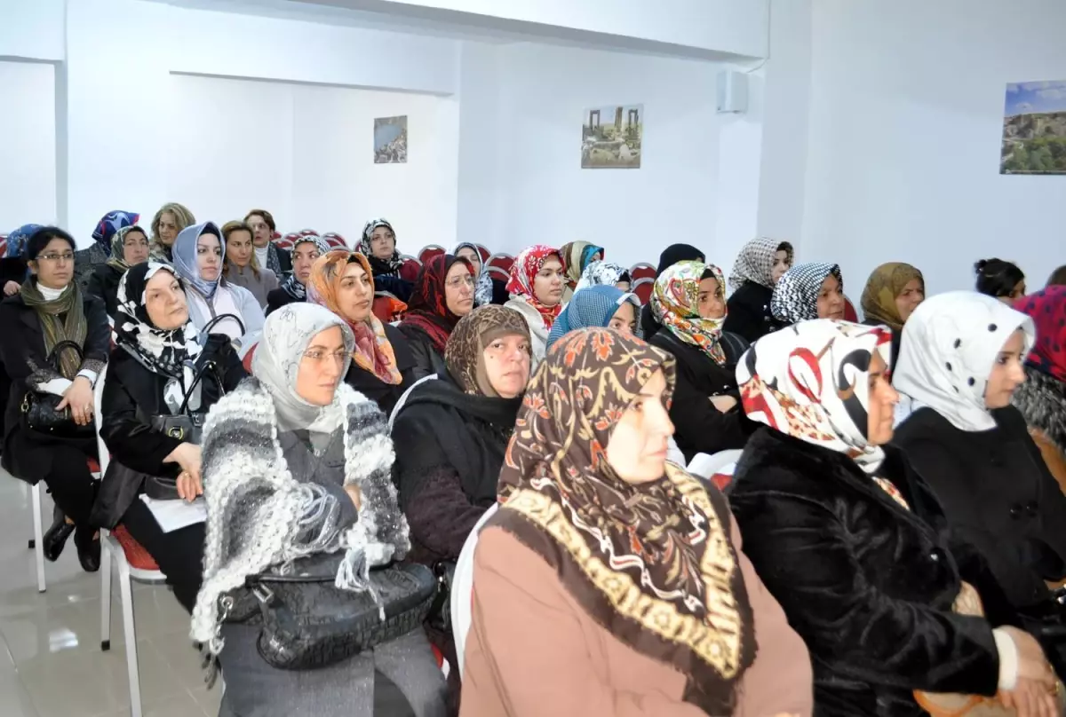 Kadın Kollarından Şiddet Konusunda Bilgilendirme