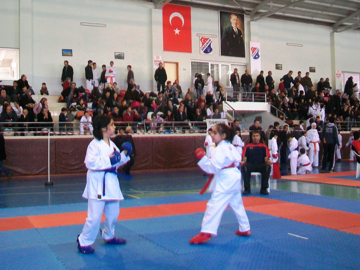 Karate İl Birinciliği Maçları Nefesleri Kesti