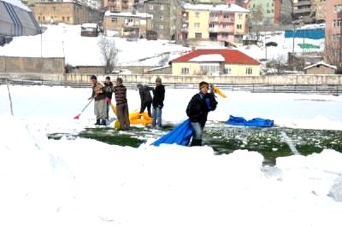 Karla Kaplı Sahayı Halay Çekerek Maça Hazır Hazır Hale Getirdiler