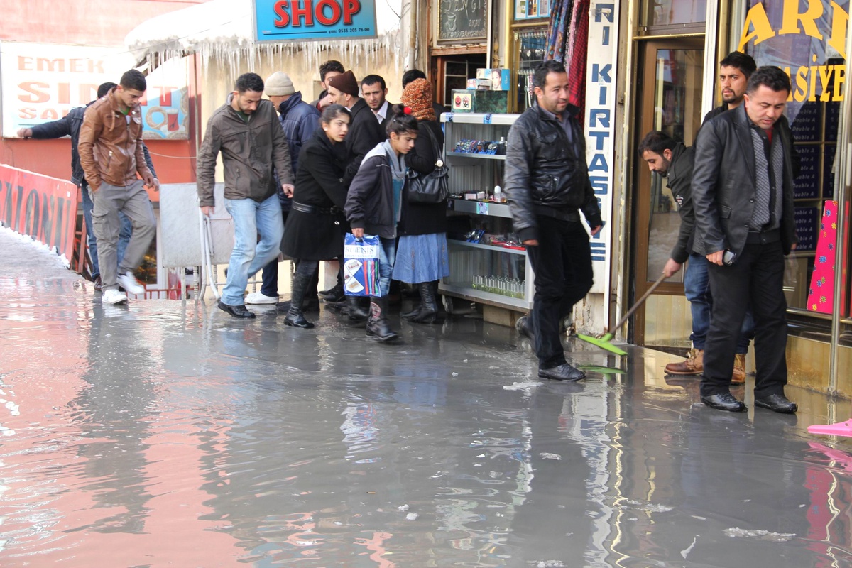Karla Karışık Yağmur Çarşı Merkezini Gölete Çevirdi