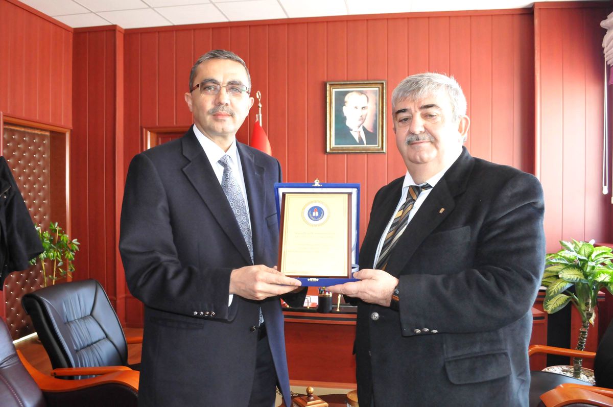 Kilis Vakfı\'ndan Rektöre Plaket