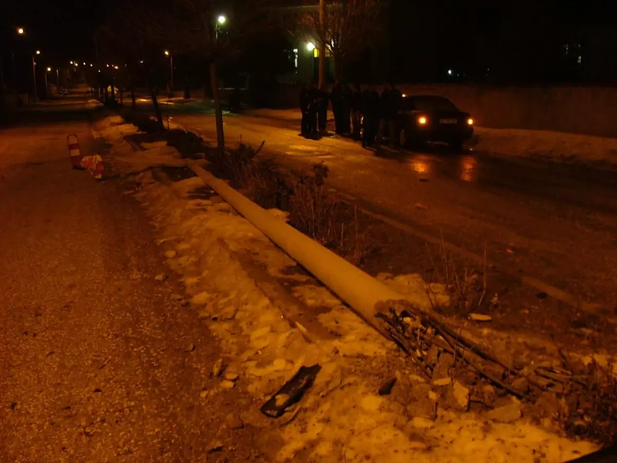 Kulu\'da Kayan Otomobil Aydınlatma Direğini Devirdi