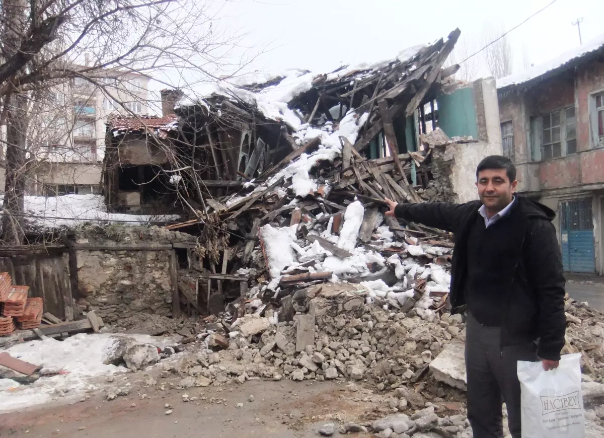 Kütahya\'da 2 Katlı Metruk Bina Çöktü