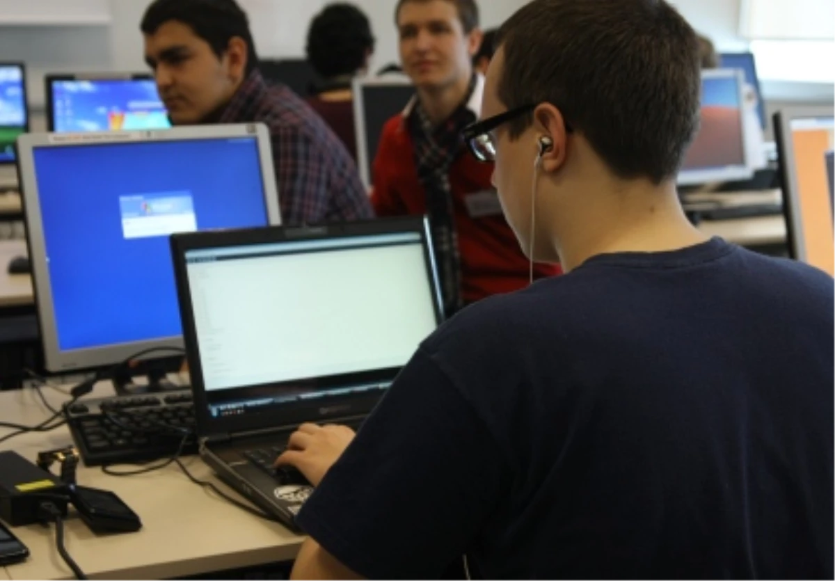 Lise Öğrencileri Kendi Bilgisayar Oyunlarını Tasarladı


