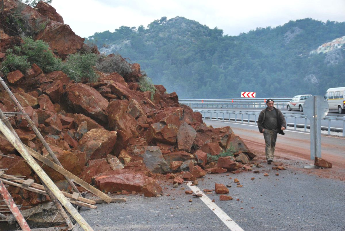 Marmaris\'teki Heyelanda İşçiler Ölümden Döndü