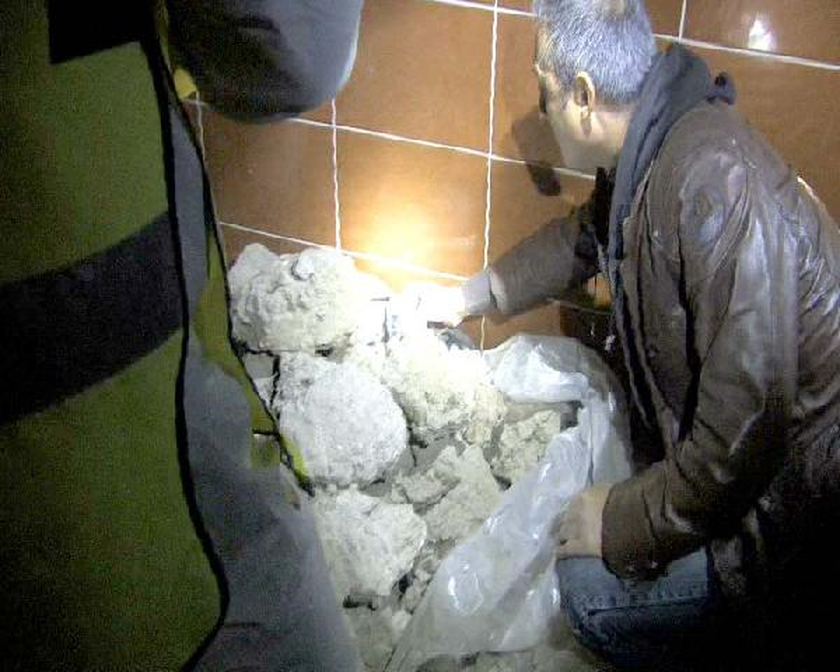 Mersin\'de Eve Yapılan Baskında El Yapımı 13 Bomba Ele Geçirildi