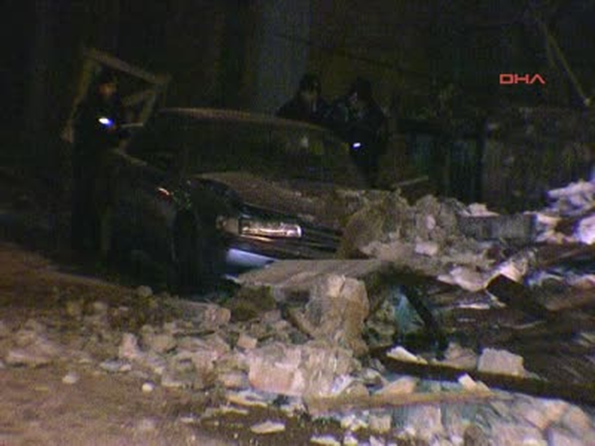 Metruk Bina Otomobilin Üzerine Yıkıldı