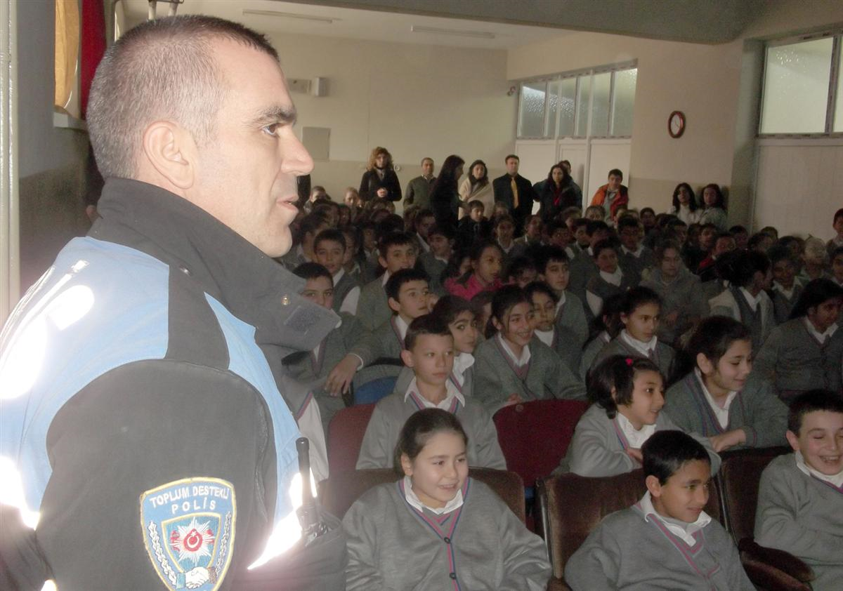 Polis Amcalarından Öğrencilere Güvenlik Dersi