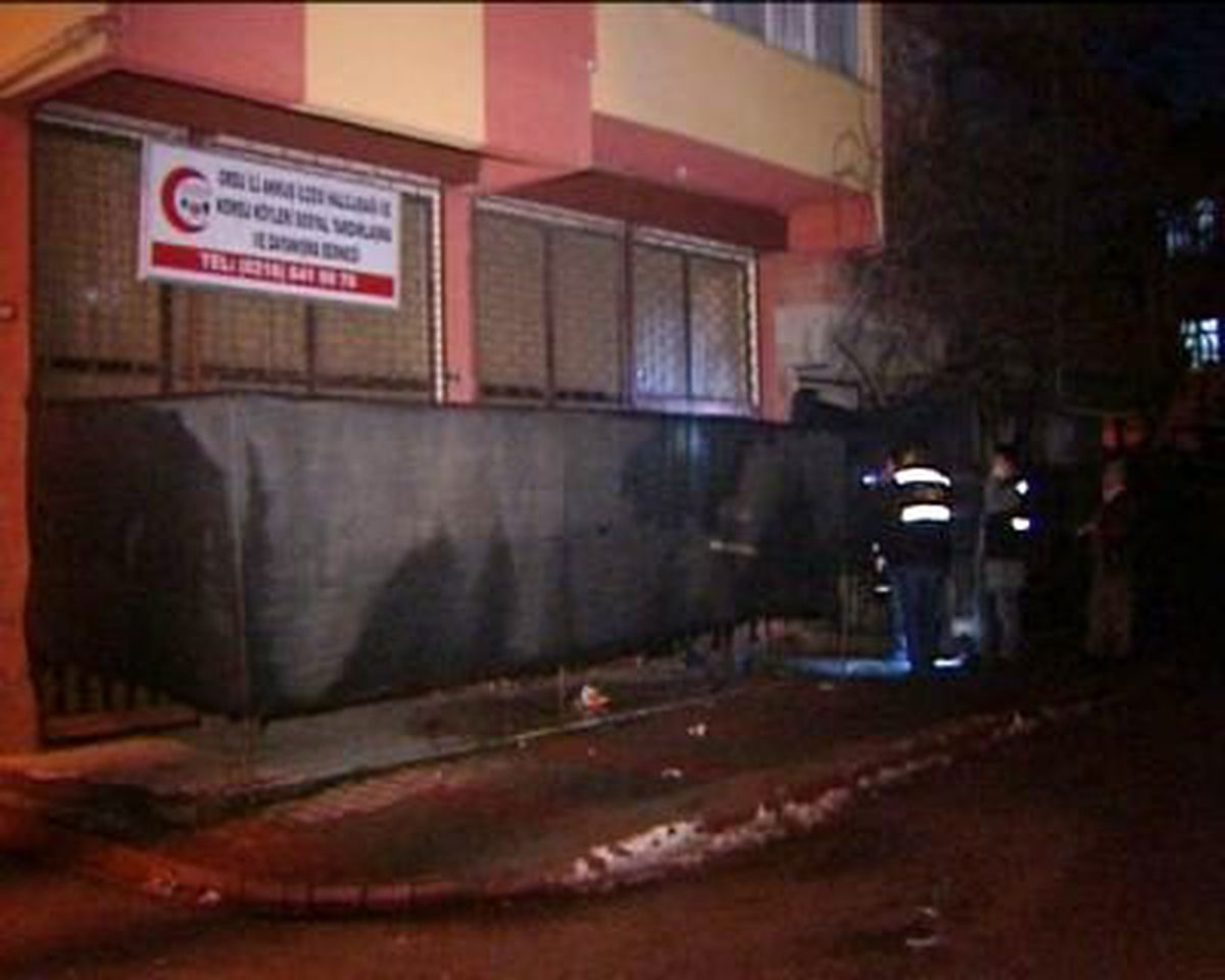 Sancaktepe\'de, Bir Derneğe Ses Bombası Atıldı