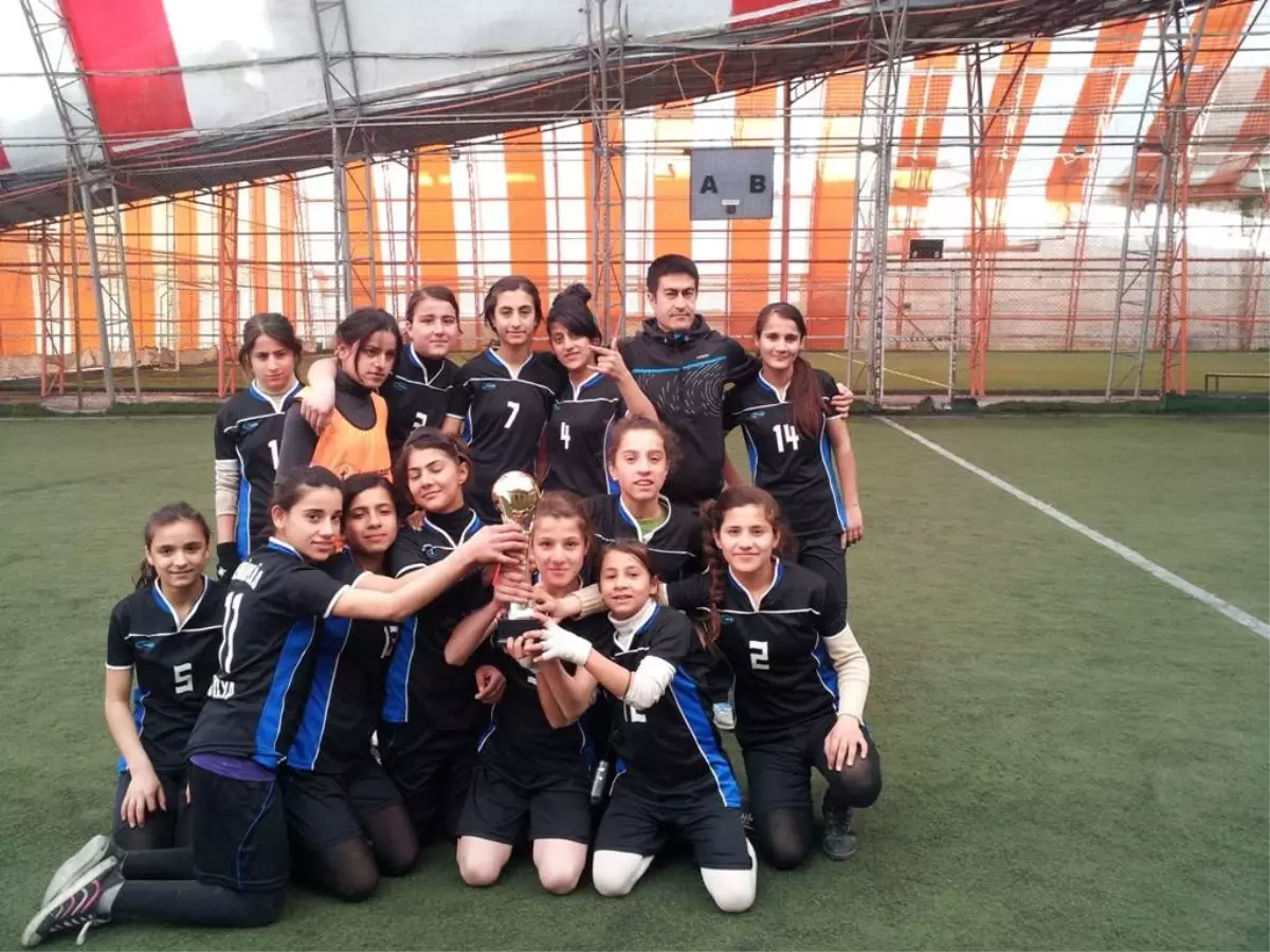 Silopi Süleyman Demirel Yıldız Kız Futbol Takımı İl Birincisi Oldu