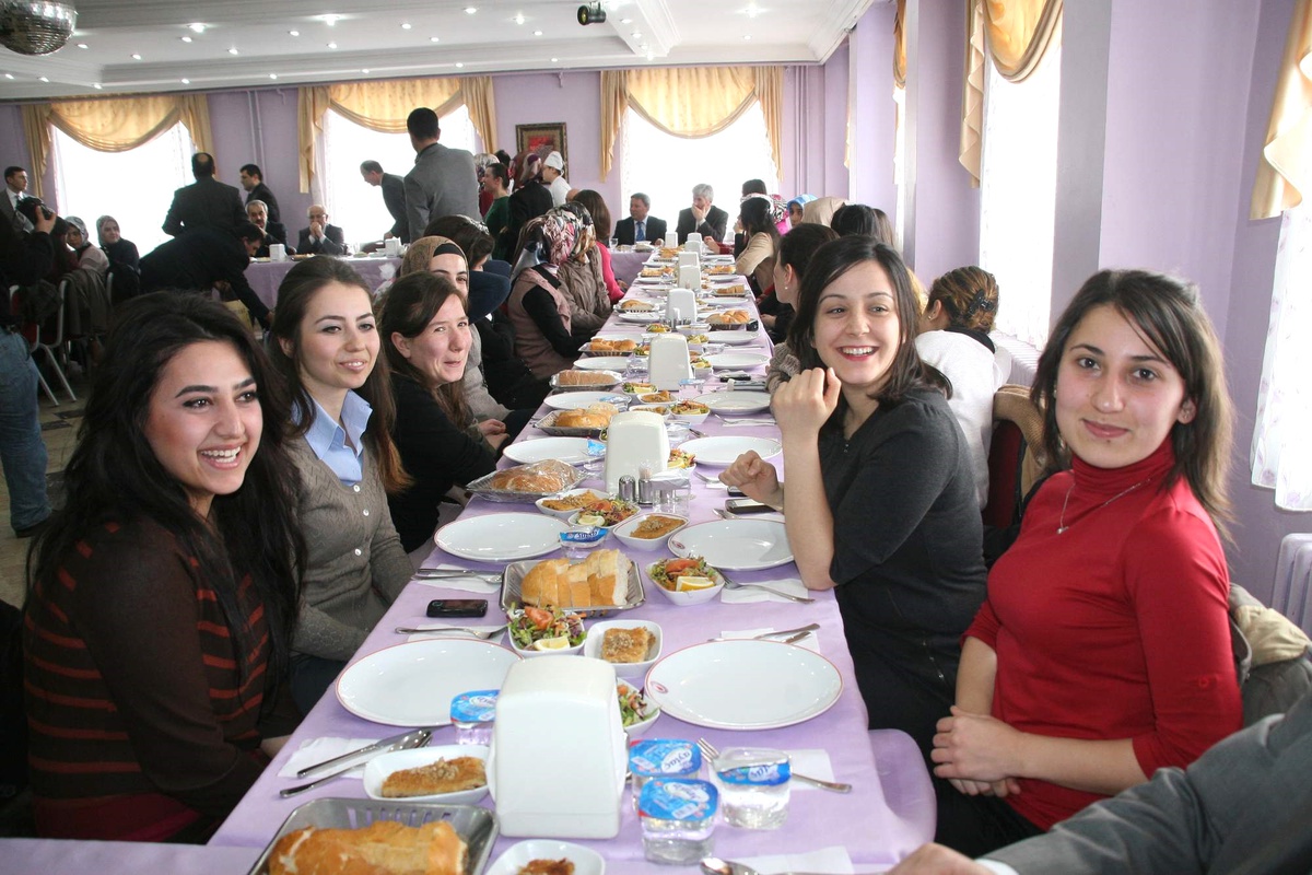Yozgat Milli Eğitim'den Yeni Öğretmenlere Yemek