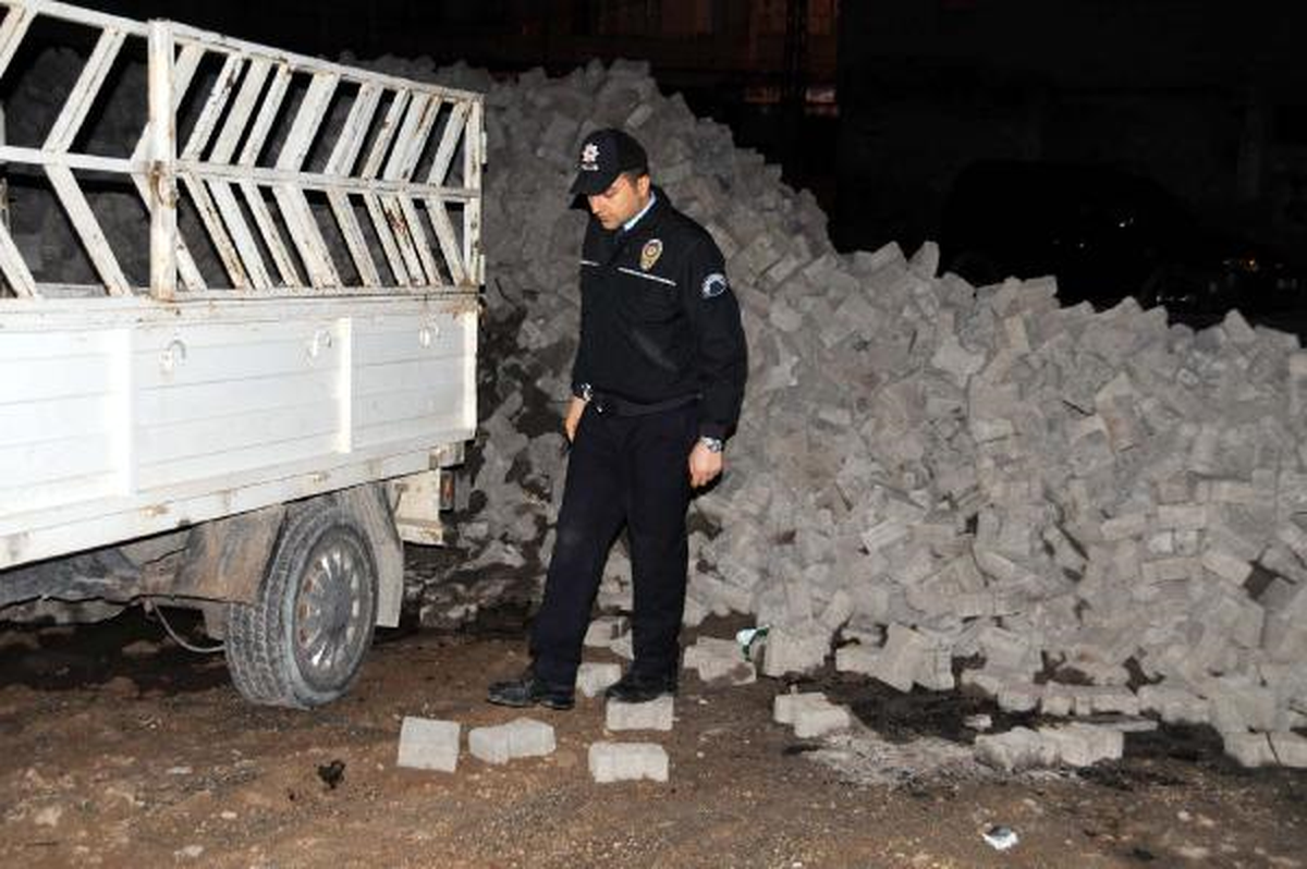 4 Şüpheli Kilit Taşı Çalarken Yakalandı