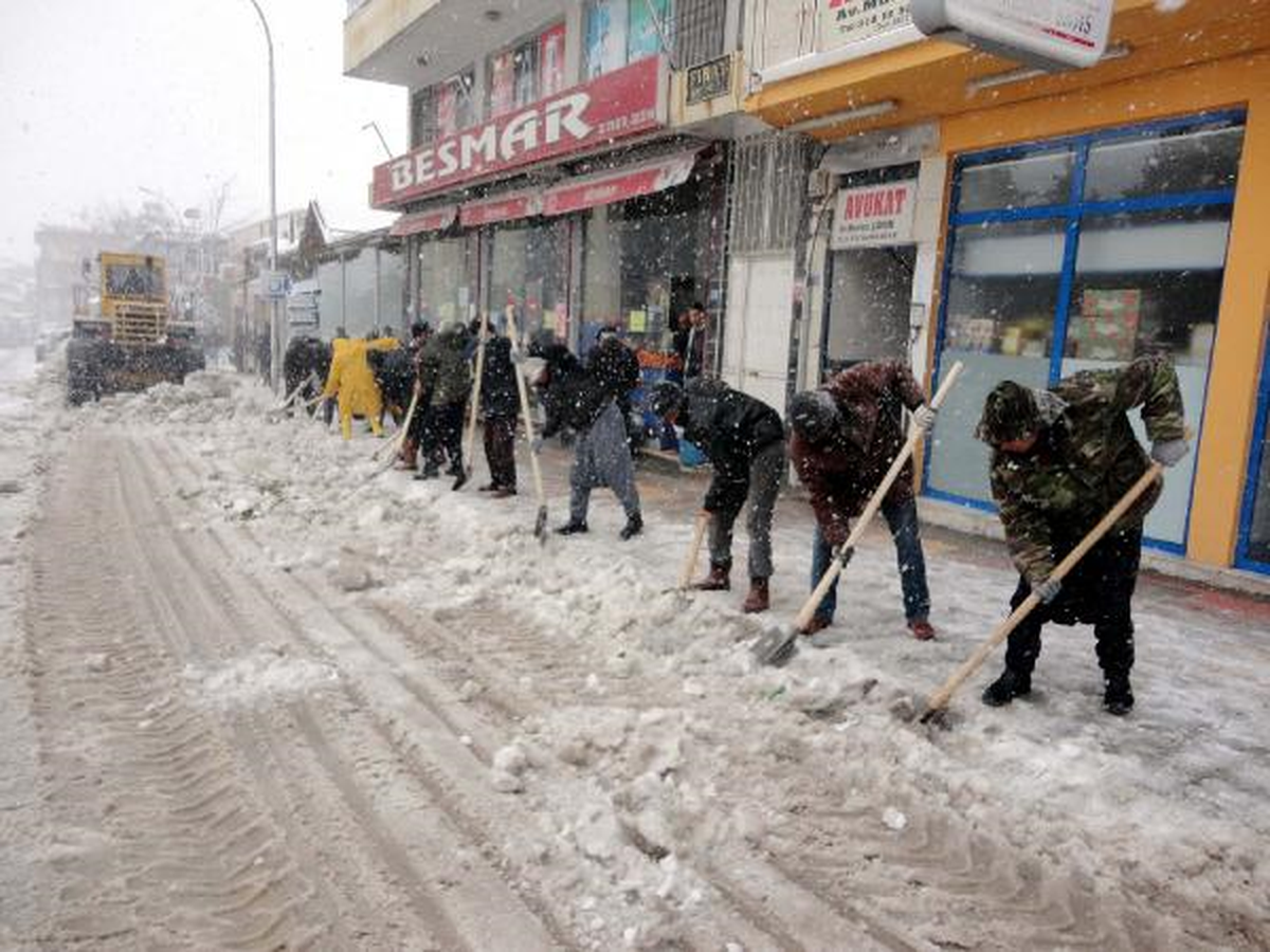 Adıyaman\'da Kar Yolları Kapattı, Okullar Tatil Edildi