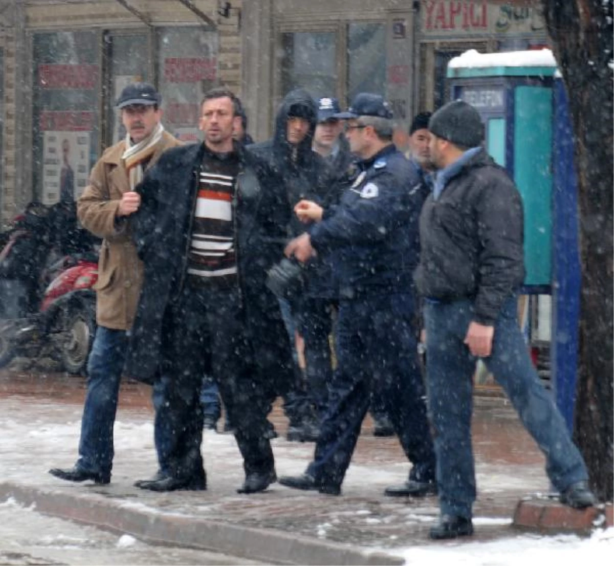 Allah\'ın Elçisiyim Dedi Polise Ateş Açtı