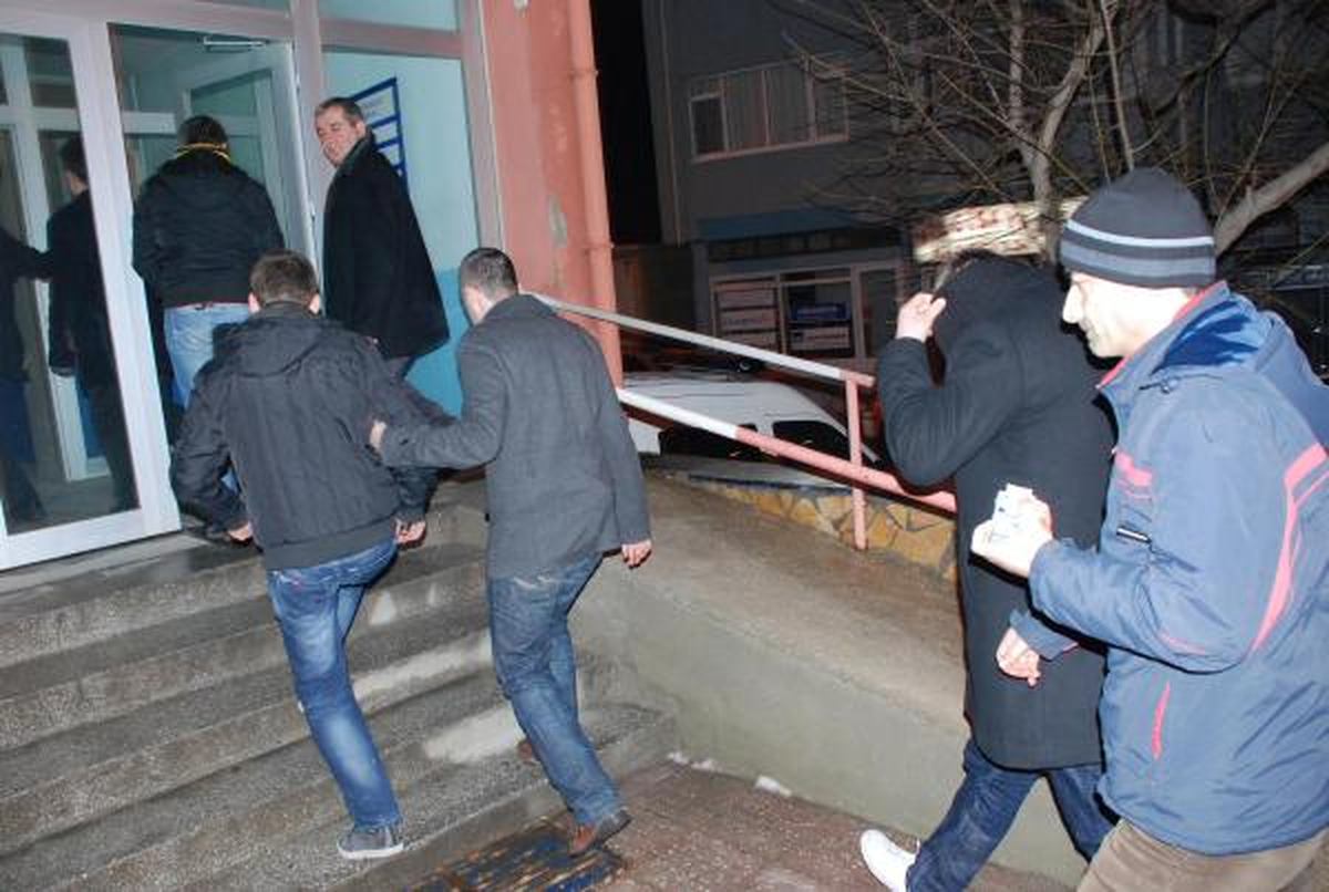 Araç İçerisinde Uyuşturucu Alemine Polis Baskını