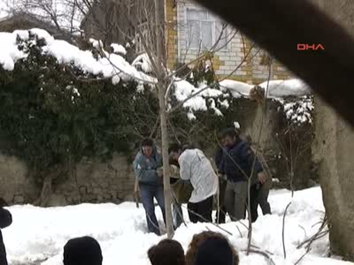 Bahçede Kar Temizlerken Fenalaşıp Öldü