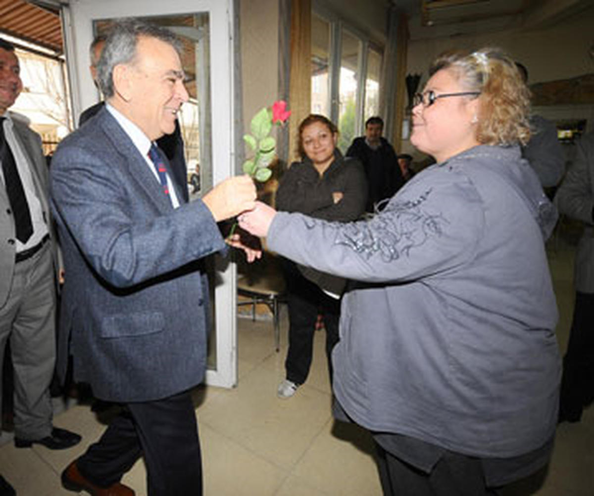 Başkan\'a "Şiirli-Güllü" Karşılama