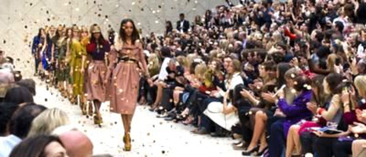 Burberry Defilesini Canlı Canlı İzlemeye Ne Dersiniz?