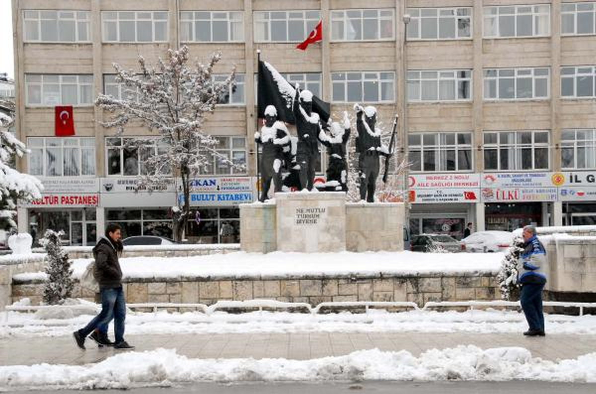 Burdur'da Kar Nedeniyle Köy Yolları Kapandı, Okullar Tatil Edildi